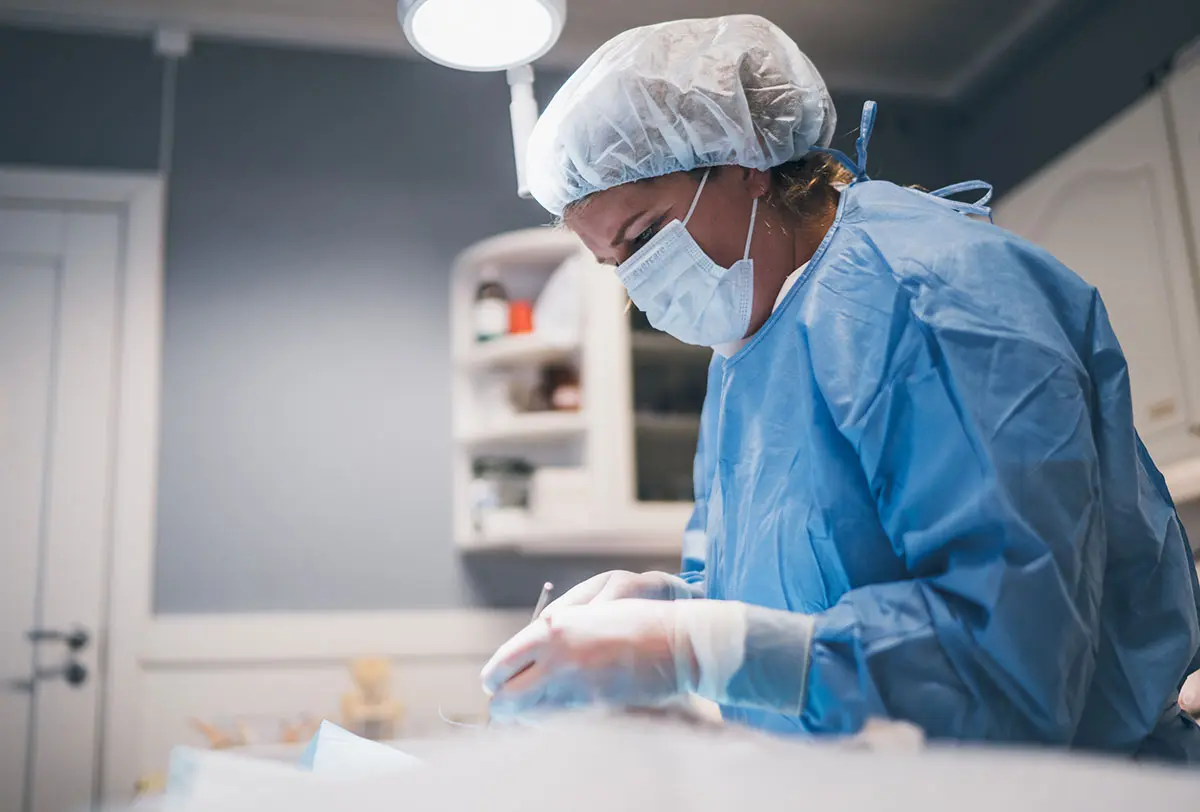 Veterinær i operasjonsklær under en operasjon hos Øya Dyreklinikk